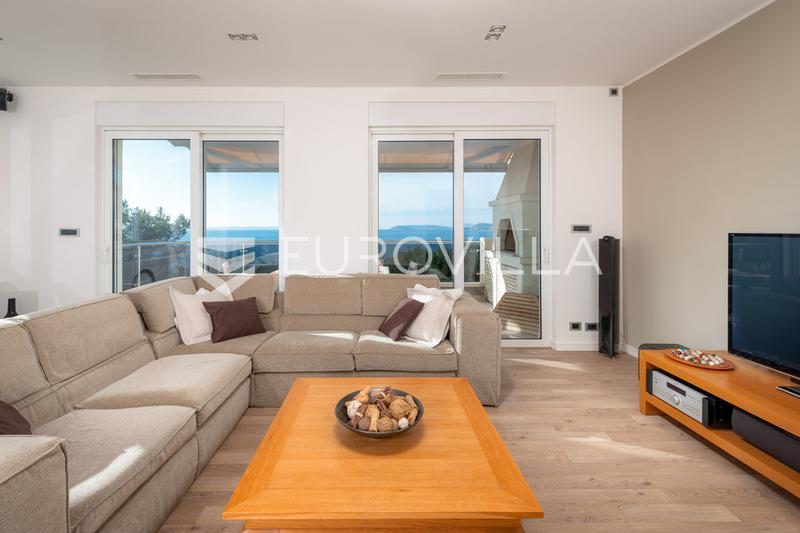 Podstrana, luxury four bedroom apartment with a beautiful sea view and 2 garages