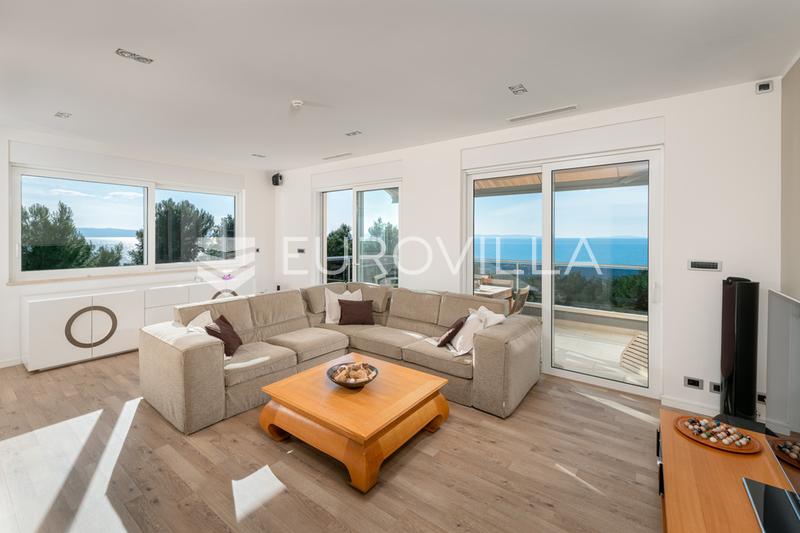 Podstrana, luxury four bedroom apartment with a beautiful sea view and 2 garages