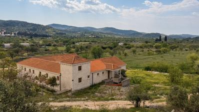 Brač, Nerežišća, kamena vila na prostranom imanju od 28.122 m²
