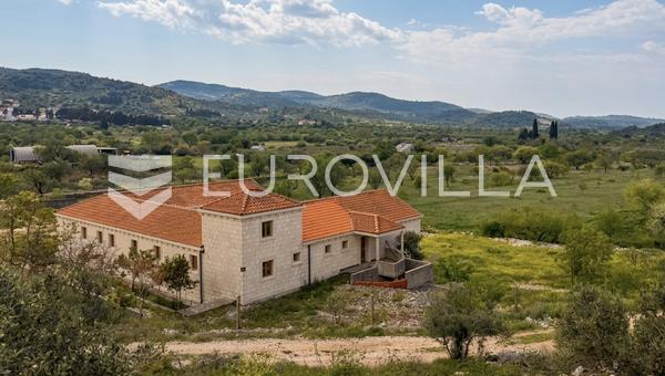 Brač, Nerežišća, kamena vila na prostranom imanju od 28.122 m²
