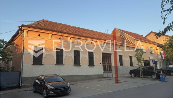 Đakovo, Centar, prostrana kuća sa dva stana i dvorištem 1018 m2