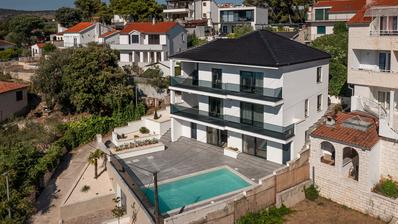 Ražanj - újonnan épült villa az első sorban a tengerhez