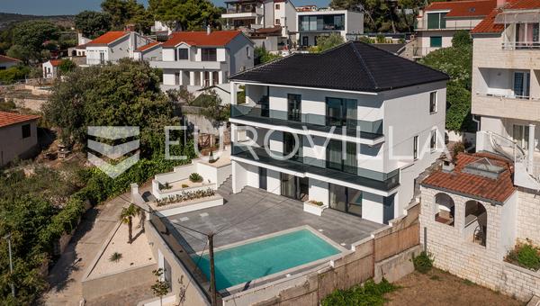 Ražanj - újonnan épült villa az első sorban a tengerhez