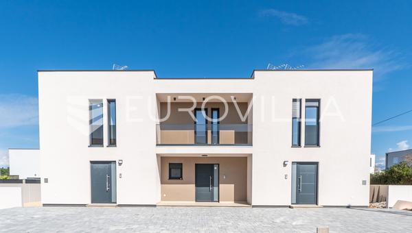 Zadar, Vrsi, linda casa geminada com jardim e piscina.
