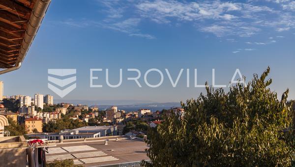 Rijeka, Skurinje'de, balkonlu ve şehir ile deniz manzaralı iki odalı daire