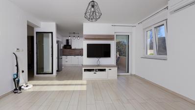 Rijeka, Draga, moderan trosoban stan od 82 m² sa sunčanim balkonom i sjenovitom terasom
