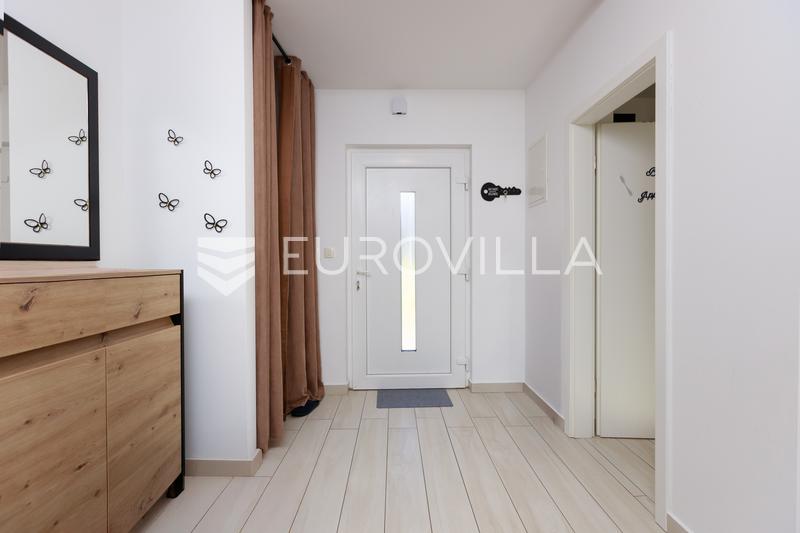 Rijeka, Draga, moderan trosoban stan od 82 m² sa sunčanim balkonom i sjenovitom terasom