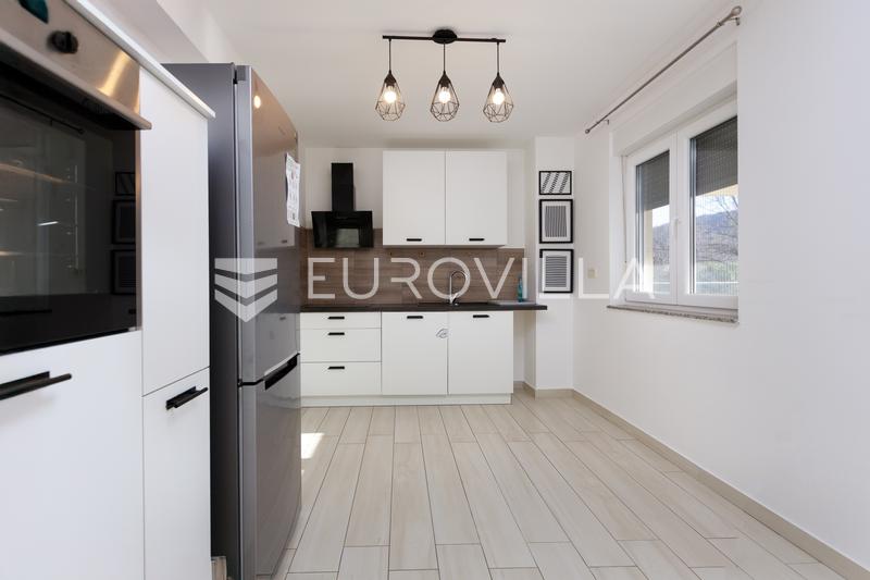 Rijeka, Draga, moderan trosoban stan od 82 m² sa sunčanim balkonom i sjenovitom terasom