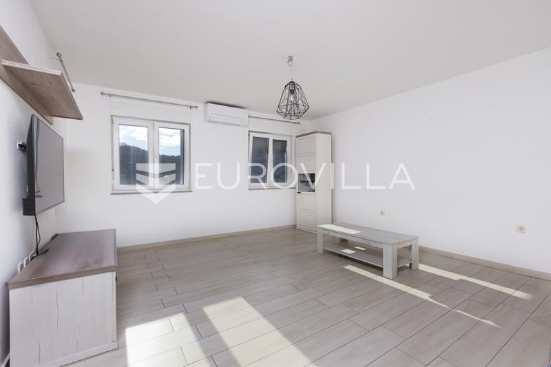 Rijeka, Draga, moderan trosoban stan od 82 m² sa sunčanim balkonom i sjenovitom terasom