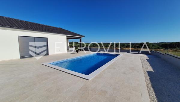 Istria, Marcana, moderna casa de una sola planta con piscina en una ubicación ideal, nueva construcción.