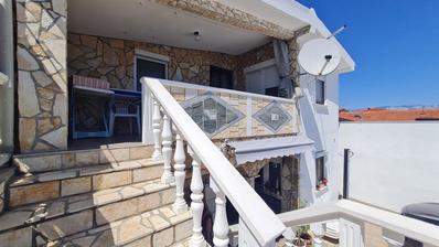 Vir, nekretnina na izvrsnoj lokaciji, 40 m od mora, s dva odvojena apartmana
