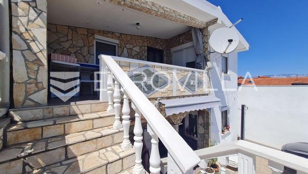 Vir, Propiedad en una ubicación excelente - a 40 m del mar, con dos apartamentos separados