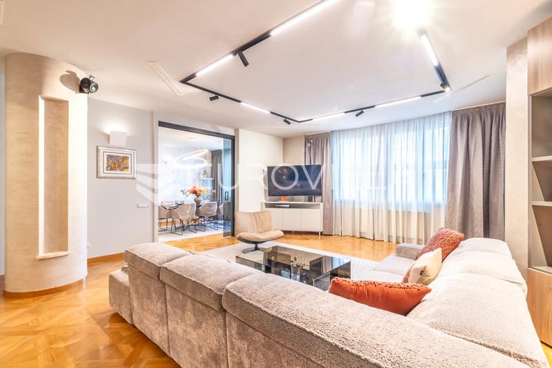 Strogi centar, luksuzan četverosoban stan garsonijera, lift, parking