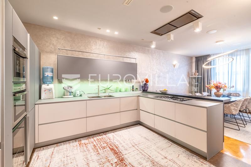 Strogi centar, luksuzan četverosoban stan garsonijera, lift, parking