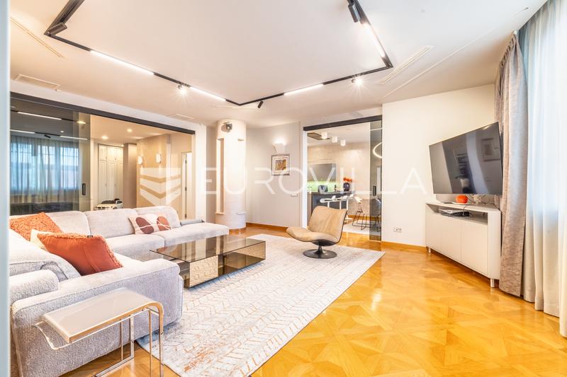 Strogi centar, luksuzan četverosoban stan garsonijera, lift, parking