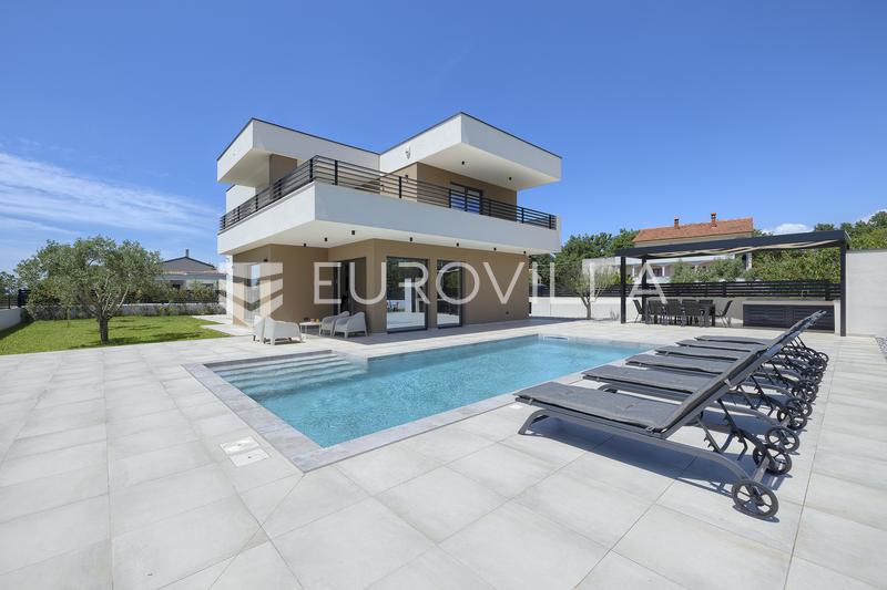 Istra, Vodnjan: luksuzna moderna kuća s bazenom na mirnoj lokaciji