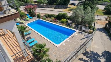 Crikvenica, hus med 8 lejligheder og pool, 500 m fra havet, fremragende investering