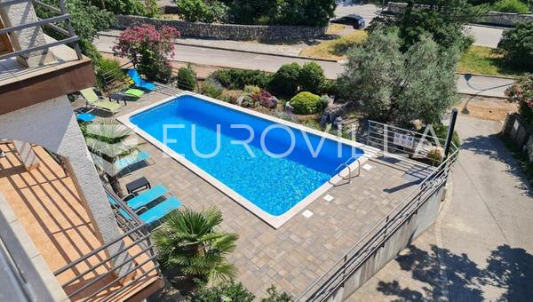 Crikvenica'da, denize 500 metre mesafede, 8 daireli ve havuzlu ev, mükemmel yatırım