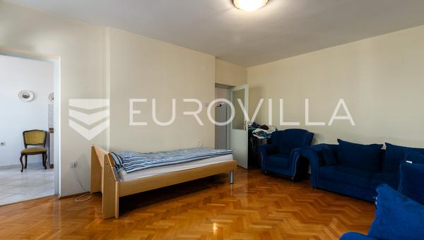 Pula, Veruda, prostorno dvosobno stanovanje velikosti 93 m² s tremi terasami v enem izmed najbolj zaželenih delov Pule.