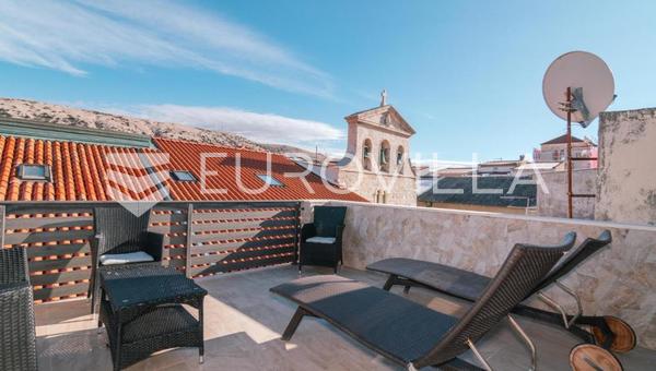 Casa em Pag, dividida em quatro pisos, com 155 m², no centro de Pag