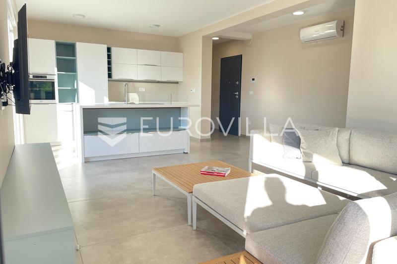 Privlaka, Škrapavac, dvosoban stan u prizemlju moderne zgrade s vrtom u blizini plaže