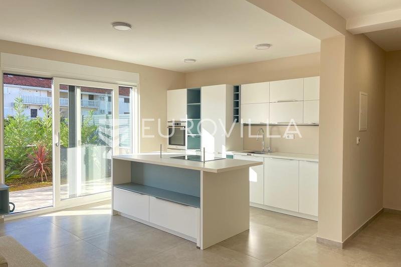 Privlaka, Škrapavac, dvosoban stan u prizemlju moderne zgrade s vrtom u blizini plaže