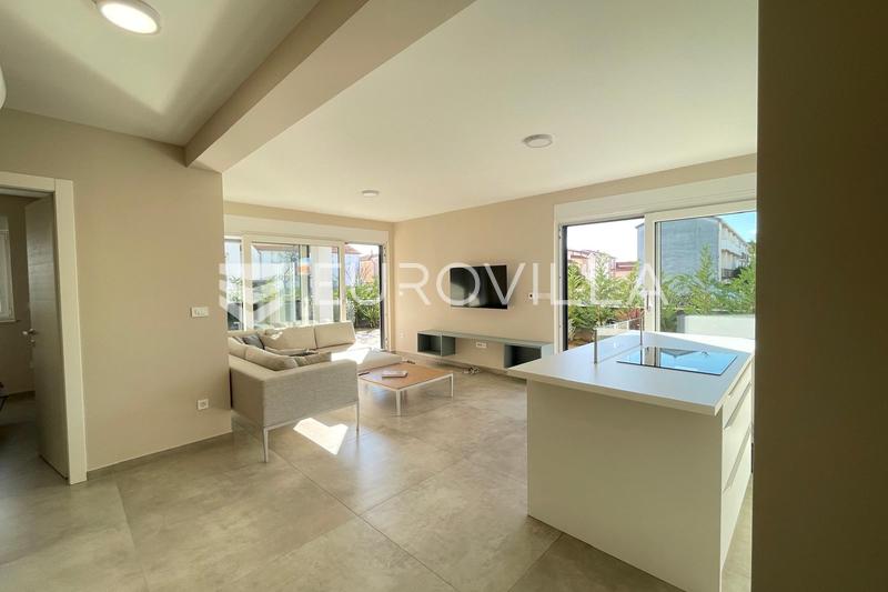 Privlaka, Škrapavac, dvosoban stan u prizemlju moderne zgrade s vrtom u blizini plaže