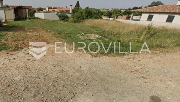 Pula, terreno edificável em Šikići com formato regular, 550 m2, em ambiente organizado.