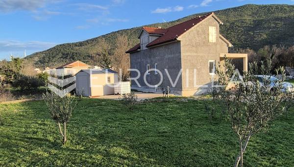 Šibenik, Boraja, hus under opførelse på en stor grund.