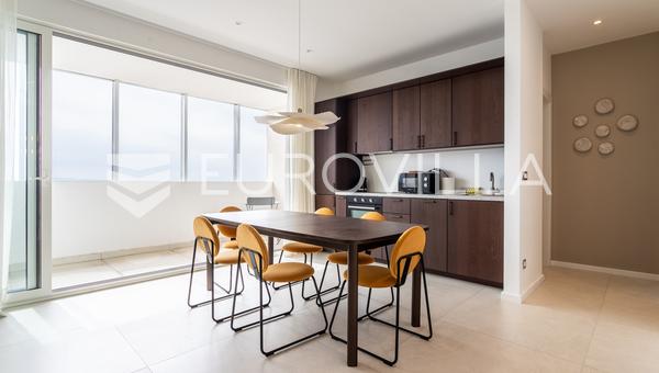 Split, Firule, dvosoban penthouse s pogledom na more, dugoročno