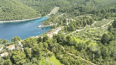 Otok Korčula, Vela Luka, građevinsko zemljište sa nedovršenim objektom