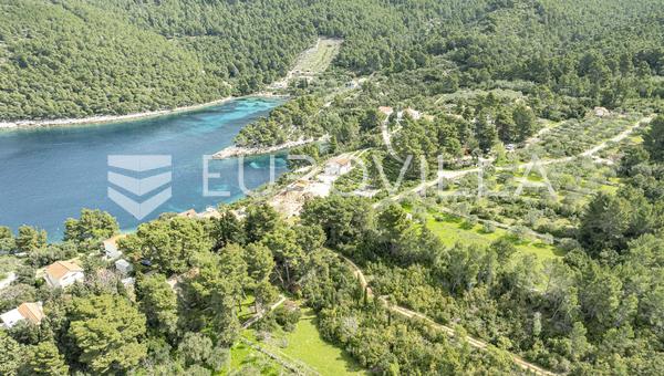 Otok Korčula, Vela Luka, građevinsko zemljište sa nedovršenim objektom