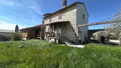 Istra, Višnjan, okolica, kamena kuća s pogledom na more i velikim zemljištem
