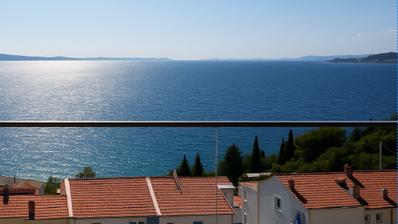 Omis Riviera, Zweizimmerwohnung mit Balkon und Meerblick in einer Neubauanlage.