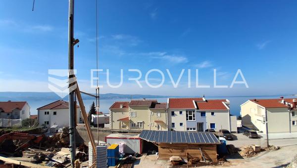 Omiška rivijera, dvosoban stan s balkonom i pogledom na more u novogradnji, 75.95 m²