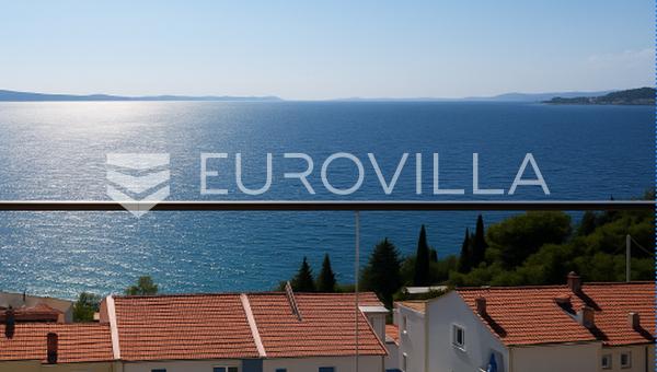 Riviera di Omis, appartamento con due camere da letto, balcone e vista mare in un nuovo sviluppo.
