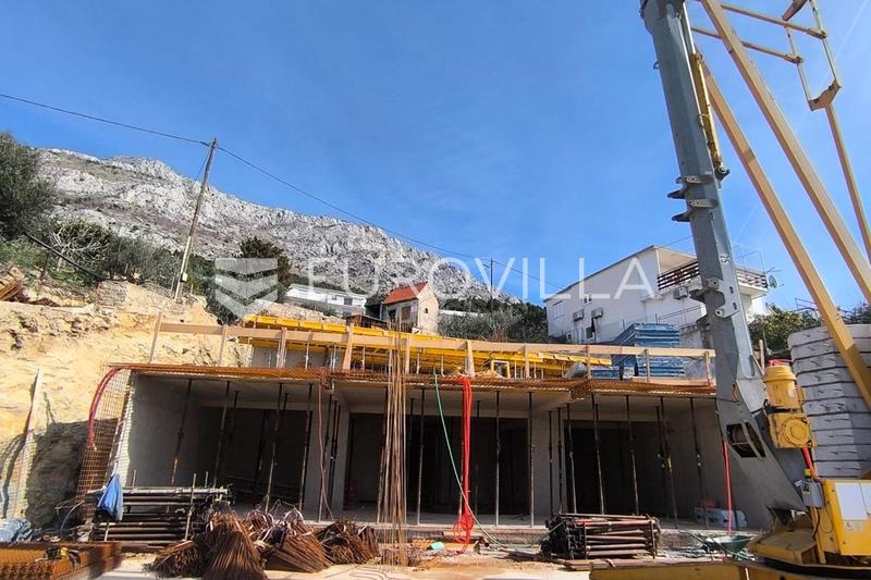 Omiška rivijera, dvosoban stan s balkonom i pogledom na more u novogradnji, 75.95 m²