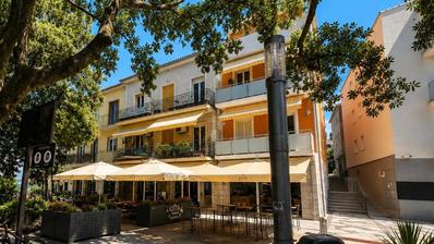 Crikvenica, dreistöckiges Haus an der Promenade mit zwei separaten Eingängen, erste Reihe zum Meer.