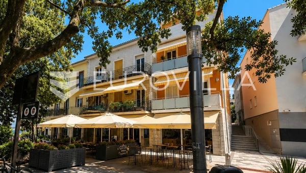 Crikvenica, háromszintes ház a sétányon két külön bejárattal, első sor a tengerhez.