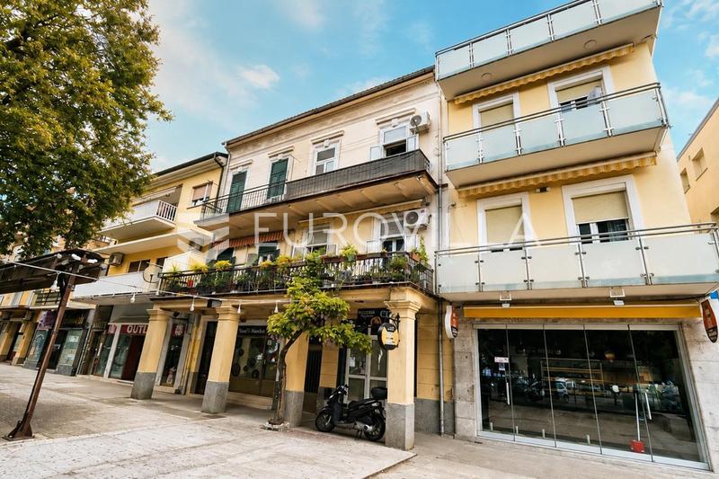 Crikvenica, háromszintes ház a sétányon két külön bejárattal, első sor a tengerhez. - 2