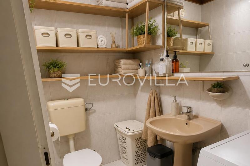 Crikvenica, háromszintes ház a sétányon két külön bejárattal, első sor a tengerhez. - 12