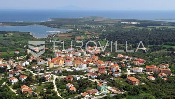 Ístria, Ližnjan, terreno edificável de 460 m² para a construção de uma moradia geminada ou isolada