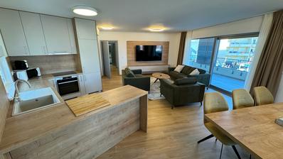Baska Voda, yeni bina, taşınmaya hazır, eşyalı üç yatak odalı daire 101,50 m²