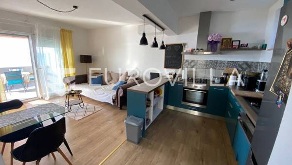 Krilo Jesenice, namješten stan s neuređenim potkrovljem 70 m²