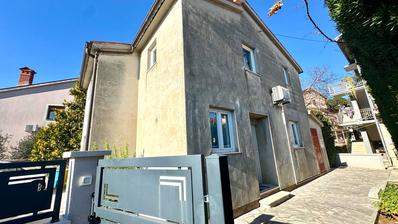 Pula, samostojeća kuća s vrtom u blizini centra