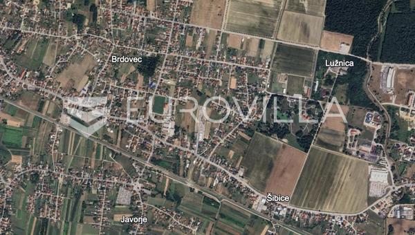 Zapresic - Brdovec, terreno para construção de 2.101 m² com casa para adaptação