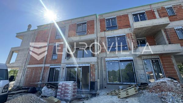 Istrien, Pula, stuelejlighed med have, moderne nybyggeri