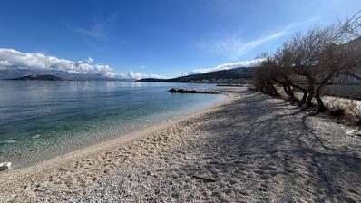 Trogir, Slatine, drugi red do mora, dvosoban stan na prvom katu površine 65 m², S5