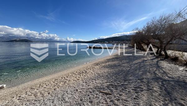Trogir, Slatine, drugi red do mora, dvosoban stan na prvom katu površine 65 m², S5