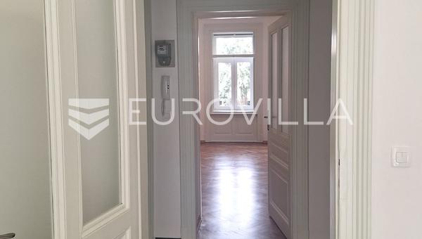 Rijeka, Bymidte, To-værelses lejlighed 81,31 m² fuldt renoveret og moderne møbleret